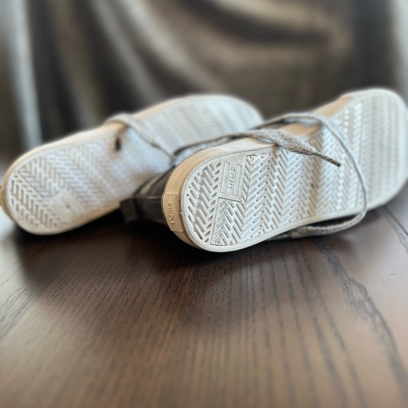 Toms Mid Top Gray and White Cloth Shoe W9 - Picture 10 of 10